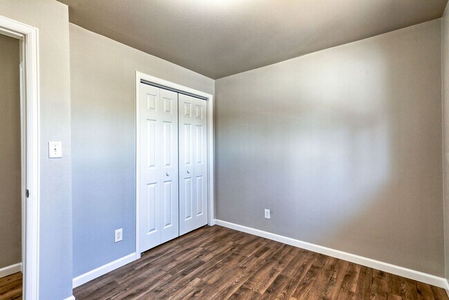 Building Photo - 2 Bedroom 1 Bath Duplex in the heart of Lo...