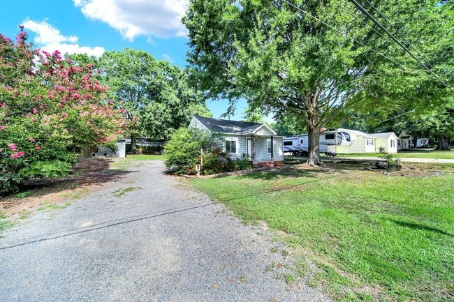 Building Photo - Wonderful Three Bed Two Bath Home in Stanf...