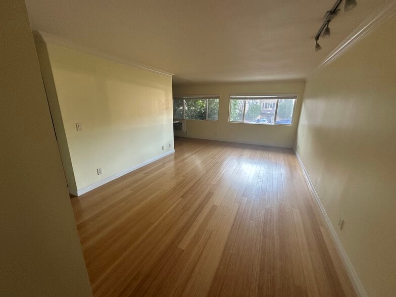 Building Photo - 1154 S Barrington Ave