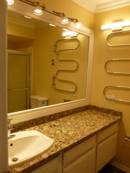 Building Photo - 700 Fernwood Ln