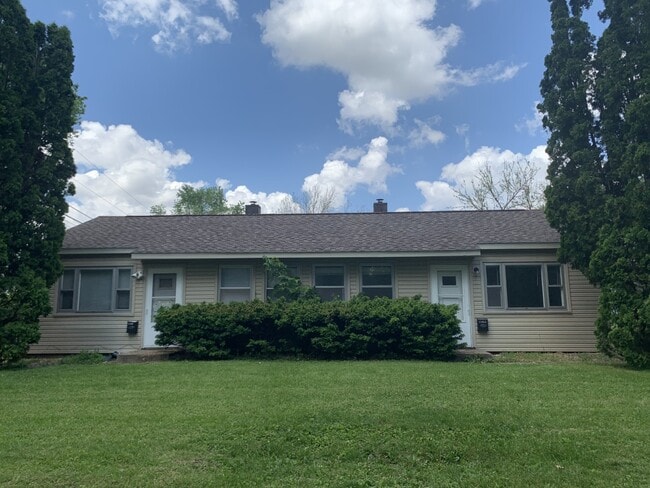 Primary Photo - 1106 E Michigan Ave