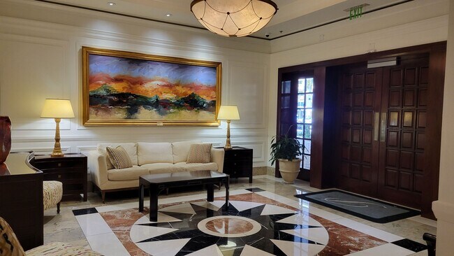 Building Photo - Short term ONLY luxury 2/2 condo in the heart of downtown Sarasota