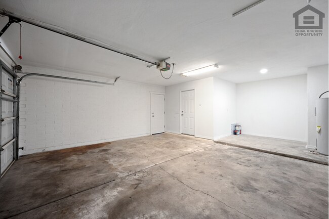 Building Photo - 3Bed/2Bath House at Thunderbird/59th Ave! Ready for Immediate Move-In! – RV GATE!