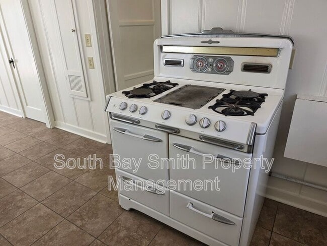 Building Photo - 57 7th Ct