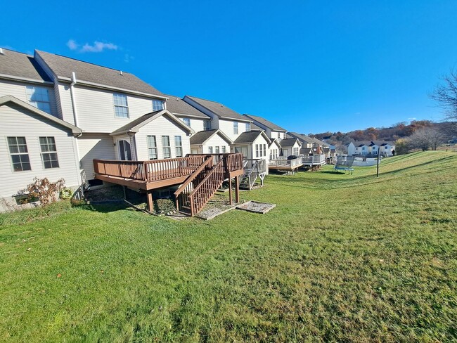 Building Photo - 3 Bed / 1-1/2 Bath Single Family Townhome ...