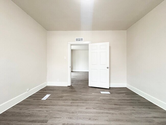 Building Photo - 527 5th St