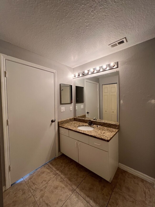 Building Photo - $500 OFF BEAUTIFUL 2 BEDROOM 1 BATHROOM CO...
