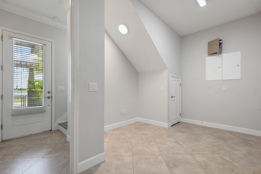 Building Photo - 13787 Benavente Ave