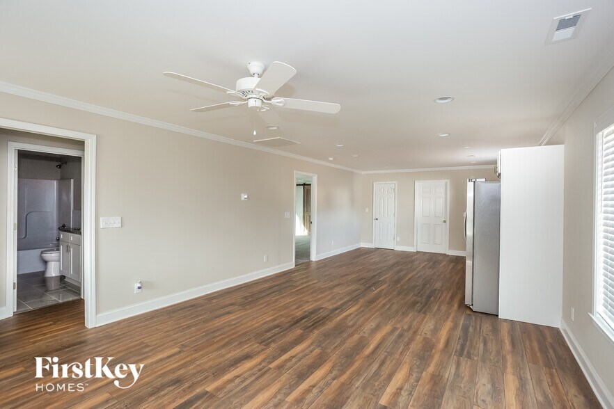 Building Photo - 621 E Mills Dr