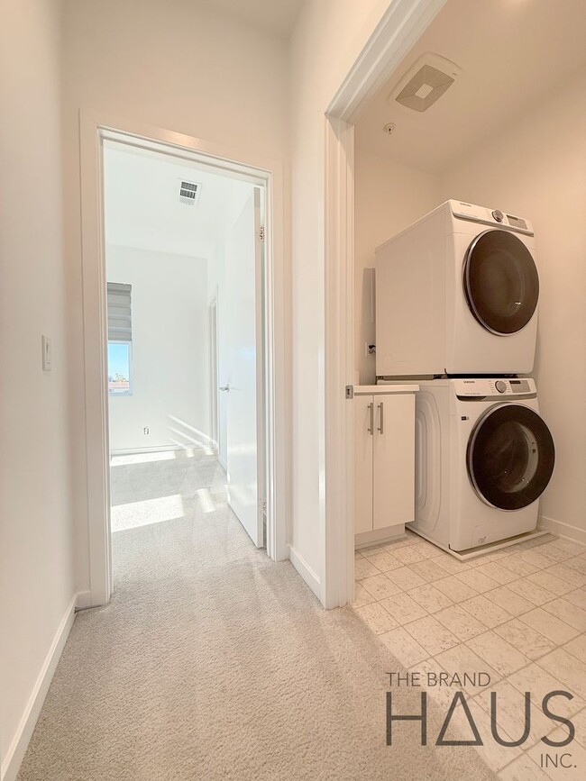 Building Photo - Modern Farmhouse-Style 2Bed 2.5Bath Twenty8 Walk Gated Community