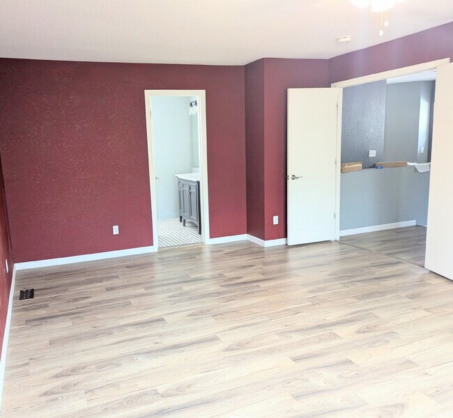 Building Photo - Gorgeous Denver Home - Real Granite Counte...