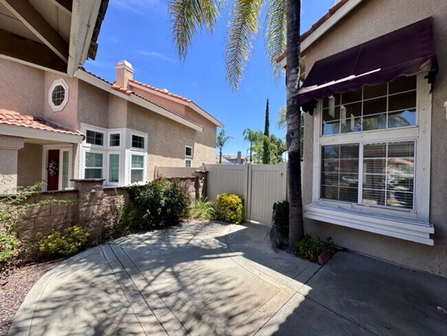 Building Photo - Spacious 4 Bedroom Home with Expansive Bac...