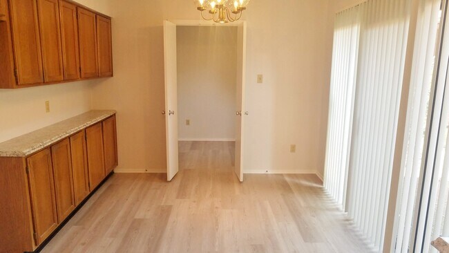 Building Photo - Spacious, Remodeled Duplex Unit Near Hulen...