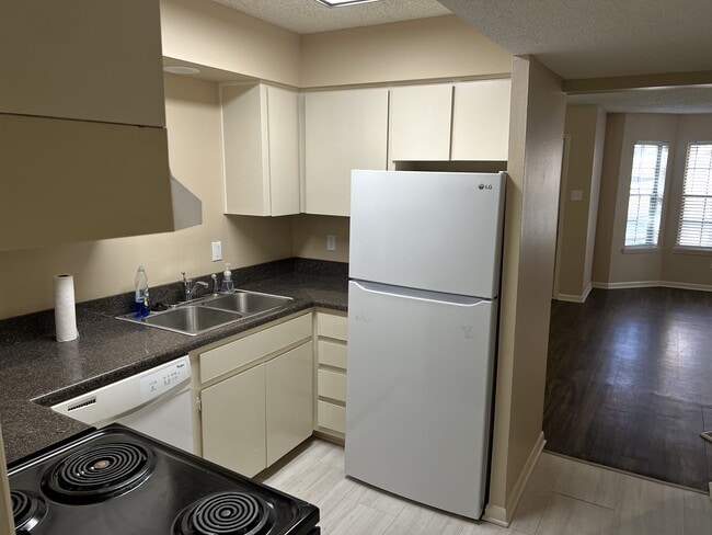 Building Photo - 2221 Wentwood Valley Dr