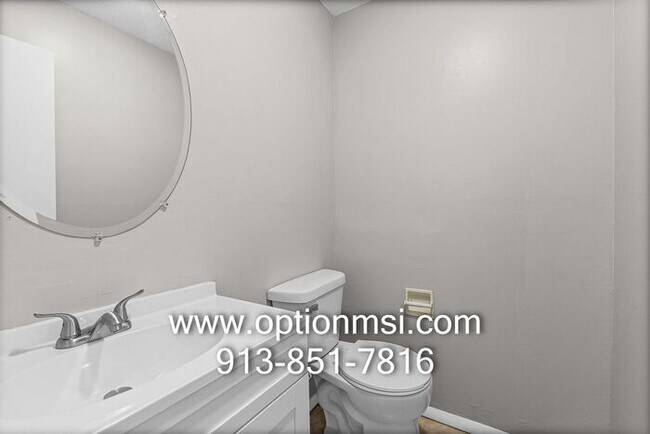 Building Photo - Freshly updated townhome in KCK