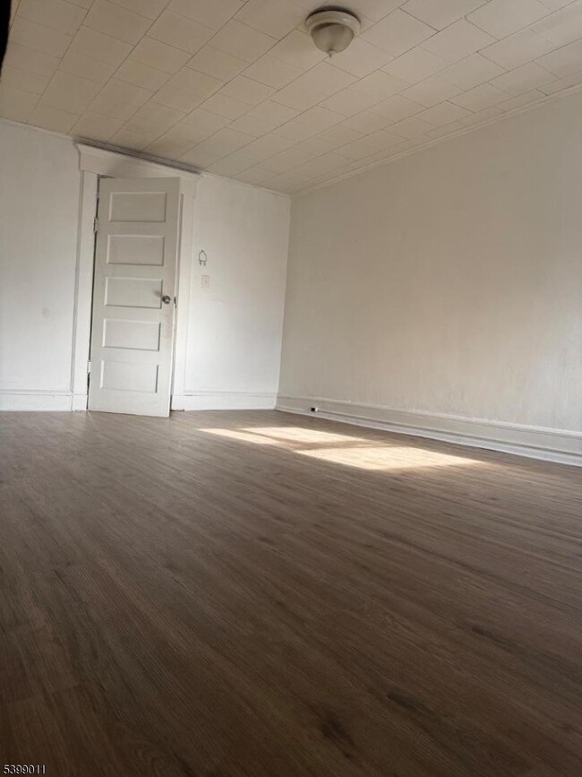 Building Photo - 123 Cherry St