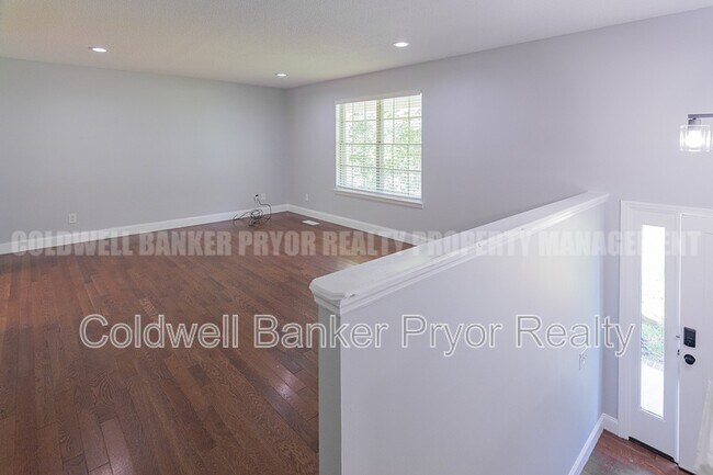 Building Photo - 313 Maple Way