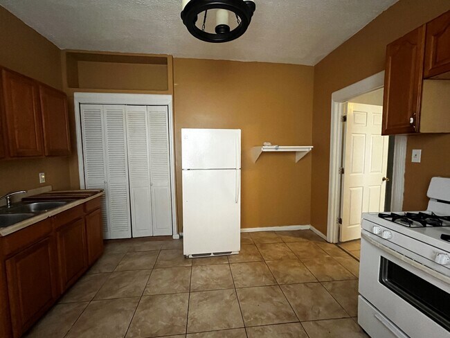 Building Photo - 2331 Saint Anthony St