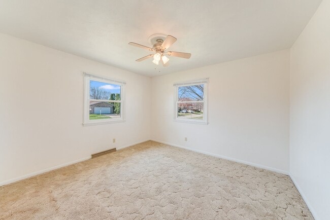 Building Photo - 2 bedroom 1 bathroom duplex-Available JUNE 2026