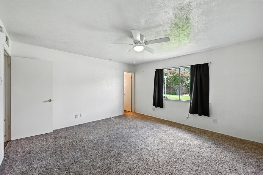 Building Photo - 7101 Christie Ln