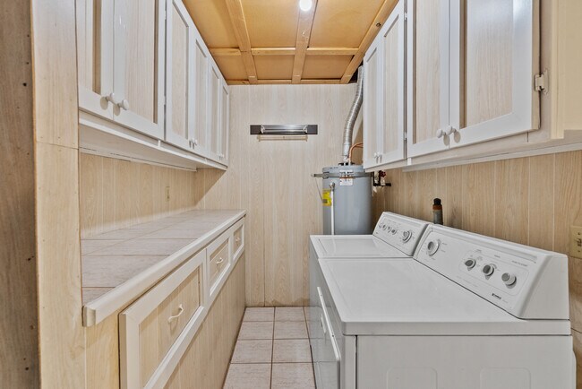 Building Photo - 10561 Alskog St