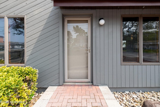 Building Photo - 813 Cable Dr