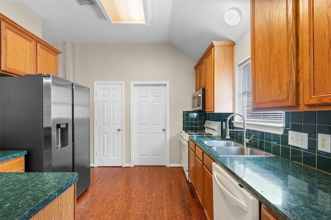 Building Photo - 805 Courtland View