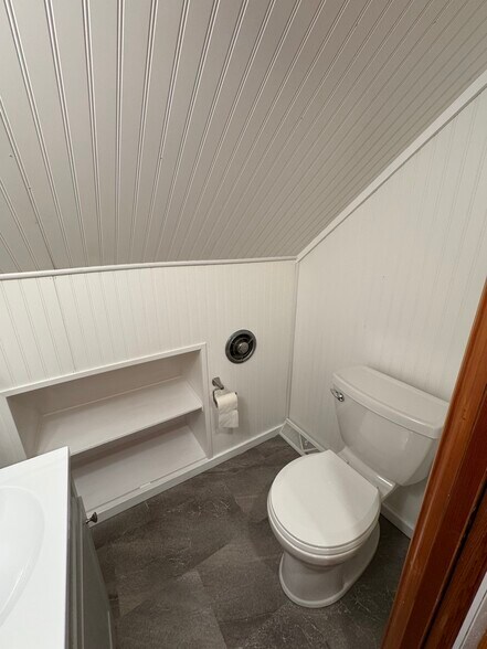 Building Photo - 223 Lurgan Ave