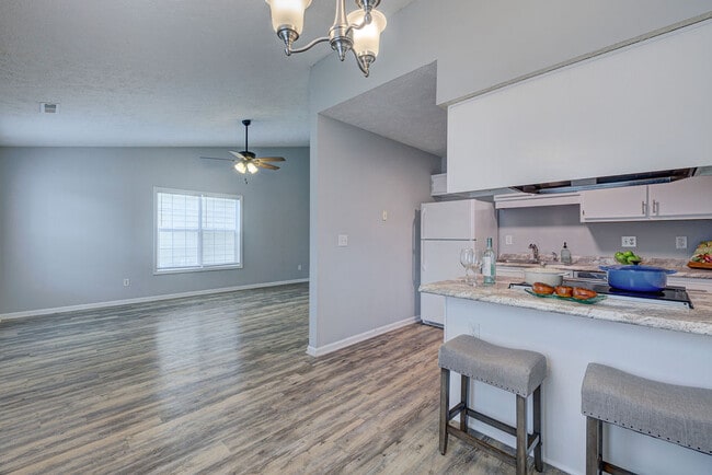 Building Photo - 617 Varsity Dr