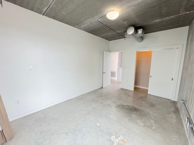 Building Photo - 2407 Bull St