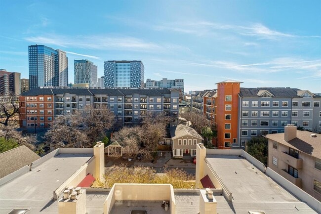 Building Photo - 711 W 26th St