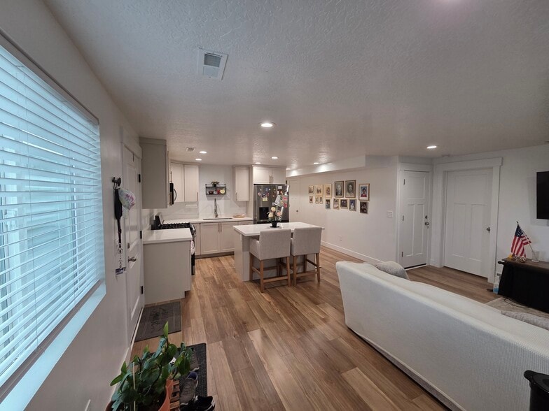 Building Photo - 7046 N Silver Creek Way