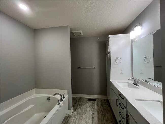Building Photo - 7262 Alvarado Ln N