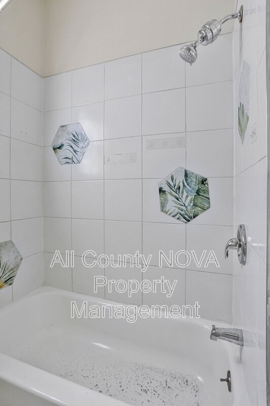 Building Photo - 305 9th St