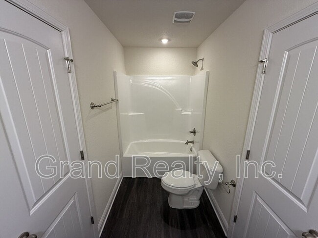 Building Photo - 4423 Village Oak Ln