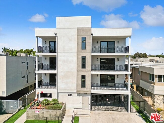 Building Photo - 819 E La Palma Dr