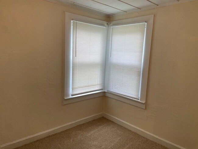 Building Photo - 420 N Elm St