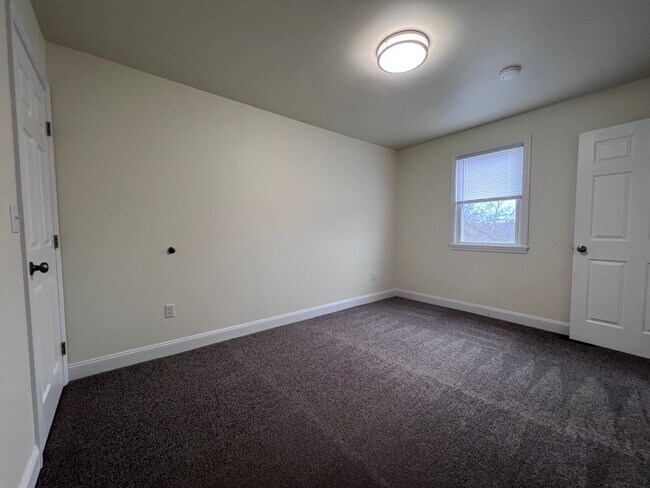 Building Photo - Updated 5BR 3bath house with off street parking!