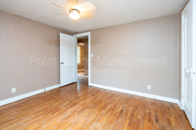 Building Photo - 302 S Poplar St