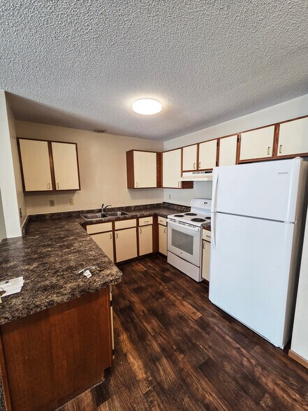 Building Photo - Pine Pointe Apartments