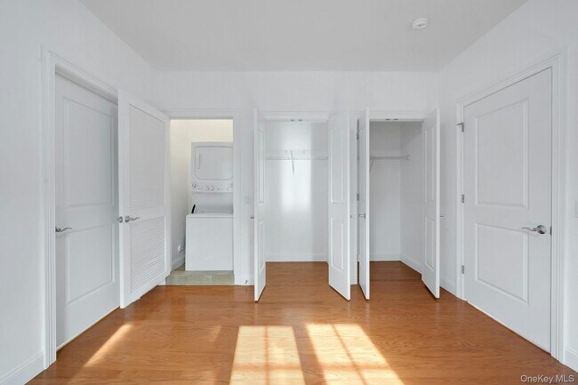 Building Photo - 400 Main St