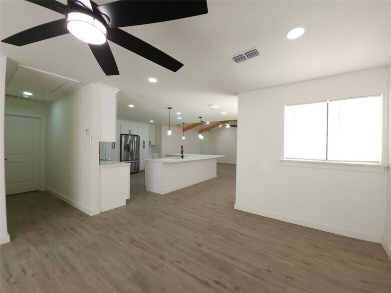 Building Photo - 1502 Hiawatha Way