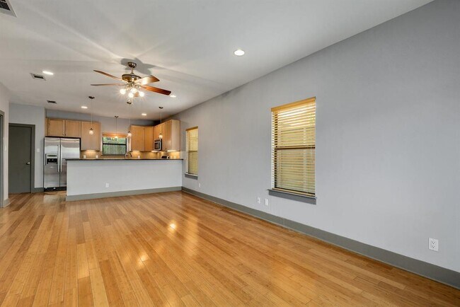 Building Photo - 1203 E 2nd St