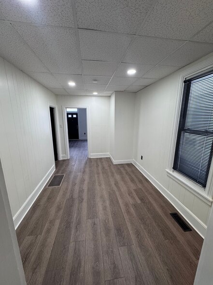 Building Photo - 110 E Locust St