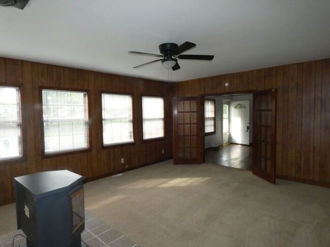 Building Photo - Riverside Home Ready to Lease-4701 N Green Hills Rd