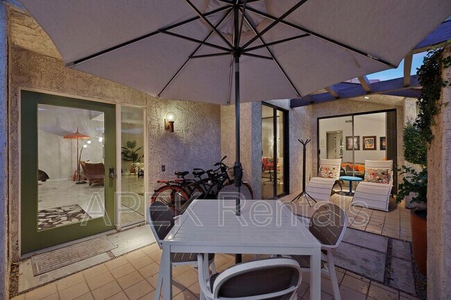 Building Photo - 1317 E Amado Rd