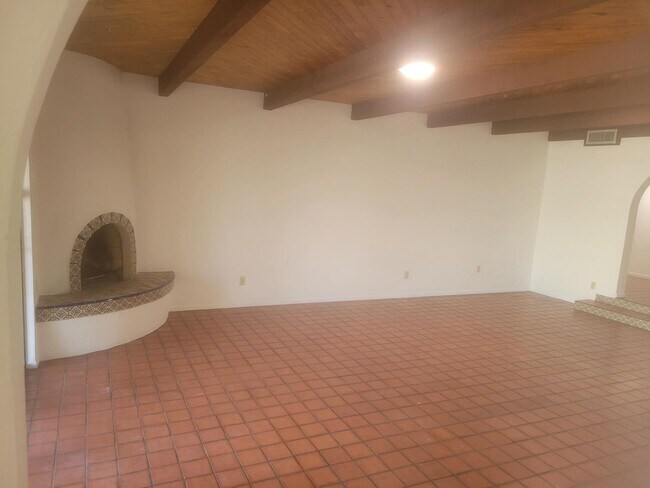 Building Photo - 3 Bed 2.5 Bath Spanish Style Home