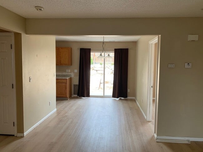 Building Photo - Open floorplan in Stetson Hills Rancher!