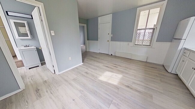Building Photo - 1st Floor Apartment *MOVE IN SPECIAL*