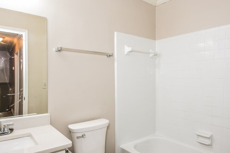 Building Photo - 1111 Realm Ln